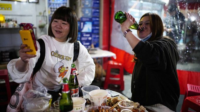 Ohnisko koronaviru ožívá. Lidé v čínském Wu-chanu jedí, tančí v klubech a baví se