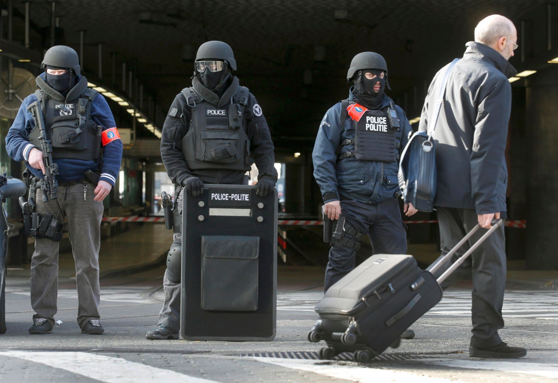 Policejní hlídka před vchodem bruselské stanice Midi.