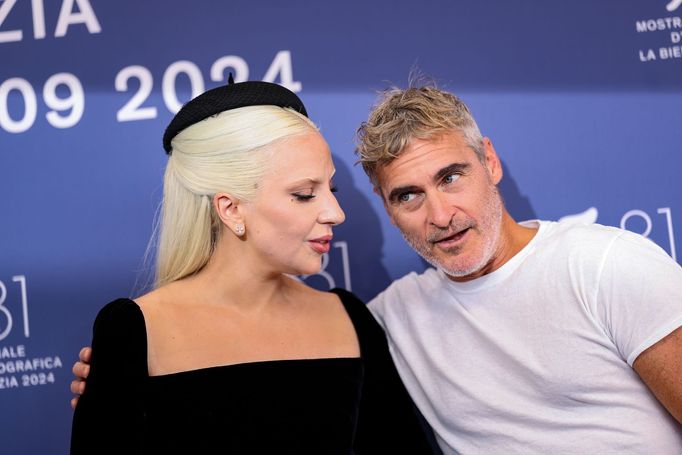 Představitelé hlavních rolí Lady Gaga a Joaquin Phoenix na benátském festivalu.