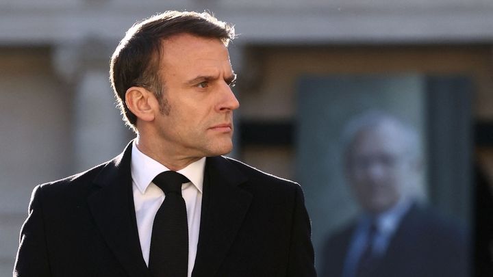 Macron v problémech. Výměnou premiérky chce smazat rekordní ztrátu na Le Penovou