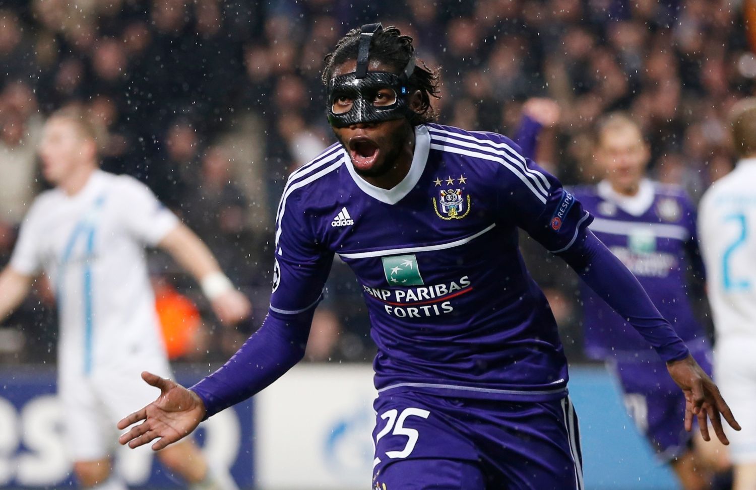 Fotbalista Anderlechtu Dieudonne Mbokani v utkání proti Zenitu Petrohrad během Ligy mistrů 2012/13.