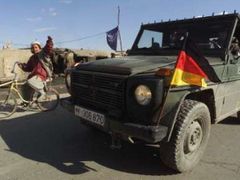 Chlapec mává projíždějícímu vozidlu bundeswehru na východě Afghánistánu.
