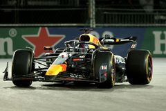 Verstappen dohnal Vettela. Získal čtvrtý titul šampiona F1 po sobě