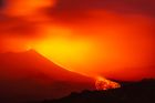 Etna chrlila lávu až do výšky 150 metrů. Na videu je vidět žhavá sopka i oblaka popelu