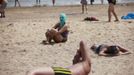 A woman, wearing a nylon mask, sits on the shore during her visit to a beach in Qingdao, Shandong province July 6, 2012. The mask, which was invented by a woman about seven years ago, is used to block the sun's rays. The mask is under mass production and is on sale at local swimwear stores. REUTERS/Aly Song (CHINA - Tags: SOCIETY ENVIRONMENT TRAVEL) Published: Čec. 6, 2012, 4:28 odp.