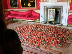 V Británii vystavuje i 2300 porcelánových krabů. Ti prý reprezentují počet hostů, které Aj Wej-wej pozval na svůj večírek, než vláda zničila jeho studio v Šanghaji.