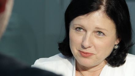 Jourová: Boj s dezinformacemi není cenzura, lidé nesmí být oběťmi vymývání mozků