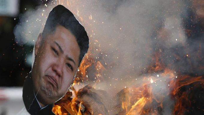 Pálení podobizny Kim Čong-una v Soulu.