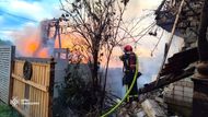 Lvovská oblast, noční zásah hasičů mezi troskami domů po ruském útoku drony i raketami. Tlaková vlna poškodila okna a střechy desítek budov v okolí.