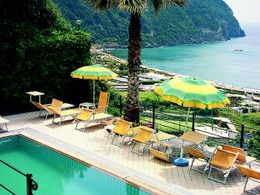 Pohled od hotelu Oasis Park na ostrově Ischia.