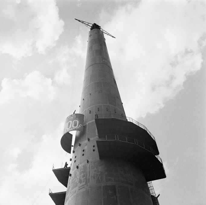 Na snímku: Stavba vysílače Cukrák. Výstavba vysílače začala v roce 1959 na kopci Kopanina (411 m n. m.) u Prahy. Zařízení bylo provozu uvedeno 26. listopadu 1961.