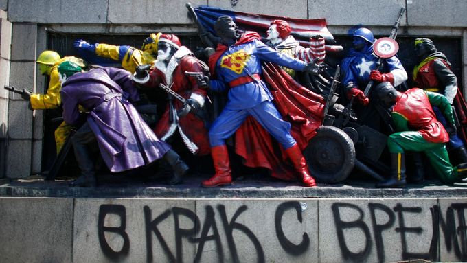 Rudoarmějci jako superhrdinové. Koněv není sám, v Evropě stojí další sovětské pomníky