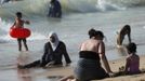 People enjoy the warm weather on a beach at the port city of Sidon in southern Lebanon June 24, 2012. REUTERS/Ali Hashisho (LEBANON - Tags: SOCIETY) Published: Čer. 24, 2012, 2:26 odp.