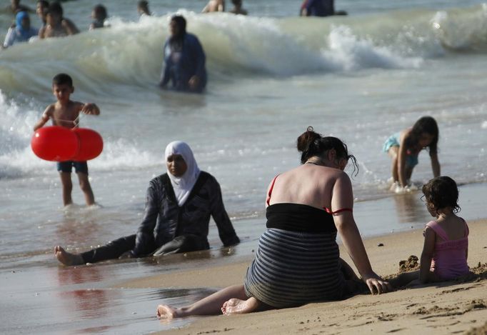 People enjoy the warm weather on a beach at the port city of Sidon in southern Lebanon June 24, 2012. REUTERS/Ali Hashisho (LEBANON - Tags: SOCIETY) Published: Čer. 24, 2012, 2:26 odp.