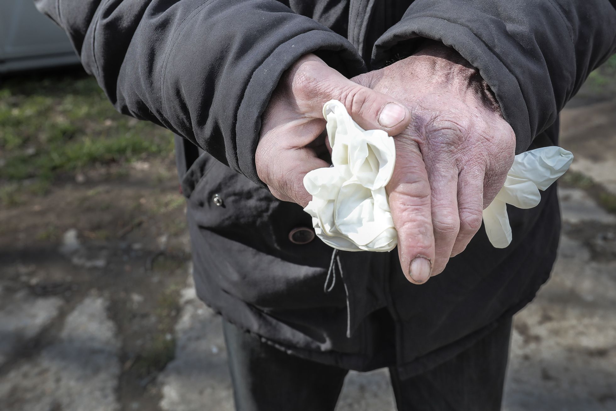 Armáda Spásy rozdává roušky lidem bez domova - koronavirus, bezdomovec, terénní pracovník, sociální práce, chudoba, vyloučení