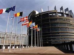 Z parlamentních záležitostí je Pöttering například pro ponechání sídla EP ve Štrasburku,