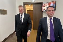 Nejdříve úprk Macinky i Turka. A po jednání s Babišem maraton otázek a odpovědí