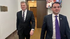 Předseda Motoristů sobě Petr Macinka a poslanec této strany Filip Turek po jednání s předsedou ANO Andrejem Babišem o připomínkách prezidentka Petra Pavla k Turkovi.