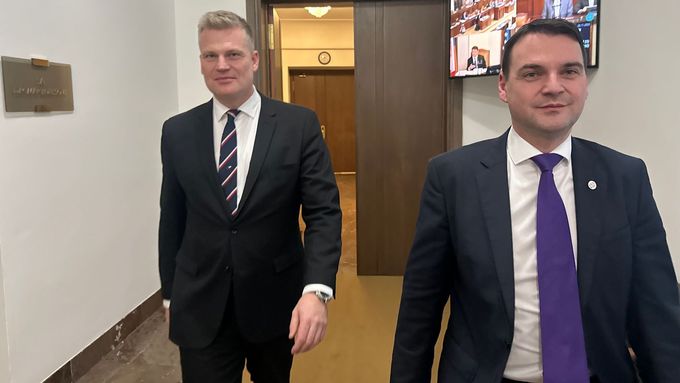 Předseda Motoristů sobě Petr Macinka a poslanec této strany Filip Turek po jednání s předsedou ANO Andrejem Babišem o připomínkách prezidentka Petra Pavla k Turkovi.