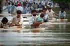 Pákistánské záplavy už zabily 1100 lidí, milion strádá