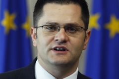 Brusel chce rychlejší výhody pro Srby. Za Karadžiče