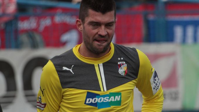 Matúš Kozáčik se zranil v utkání s Baníkem Ostrava.