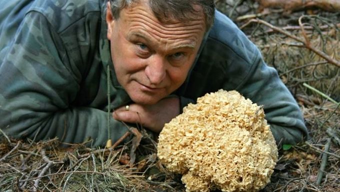 "Houbařskou vášeň mám v sobě odmalička," říká Zdeněk Pelda, který sám sebe zvěčnil s kotrčem kadeřavým, jednou ze svých oblíbených hub.