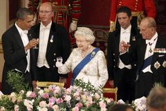 Úsporná opatření parlamentu pocítí i britská královna