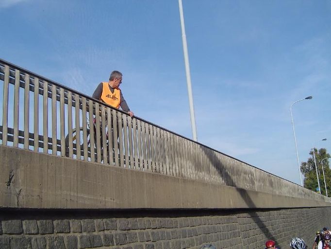 Where are y´all at? The like-minded onlooker watches as the peloton emerges from a tunnel near Florenc metro station and starts pedaling along the river.