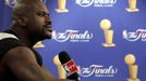 Basketbalista Shaquille O'Neal z Miami hovoří při tiskové konferenci během finále NBA.