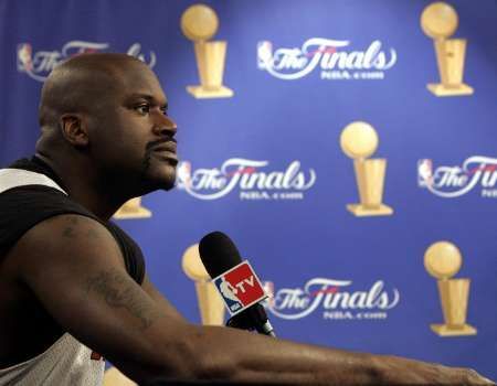 Basketbalista Shaquille O'Neal z Miami hovoří při tiskové konferenci během finále NBA.