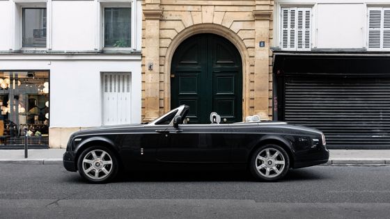 Nejdražším kouskem v aukci bude tento Phantom Drophead Coupé.