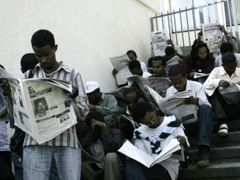 Více než polovina dospělých Etiopanů jsou analfabeti. Denní tisk je k dispozici jen ve městech.