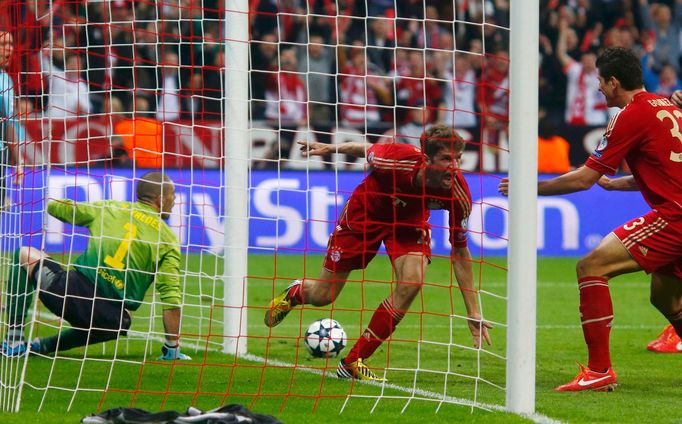 LM, Bayern - Barcelona: Thomas Müller, gól na 1:0 (Victor Valdes)