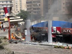 Vypálené restaurace sítí KFC a Hardee´s v libanonském Tripolisu.