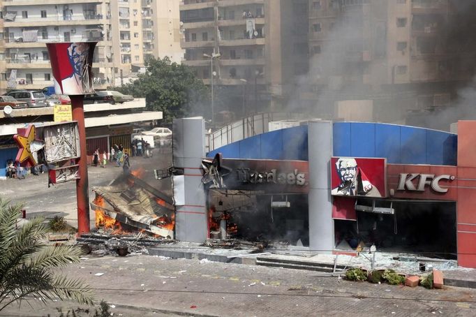 Vypálené restaurace sítí KFC a Hardee´s v libanonském Tripolisu.