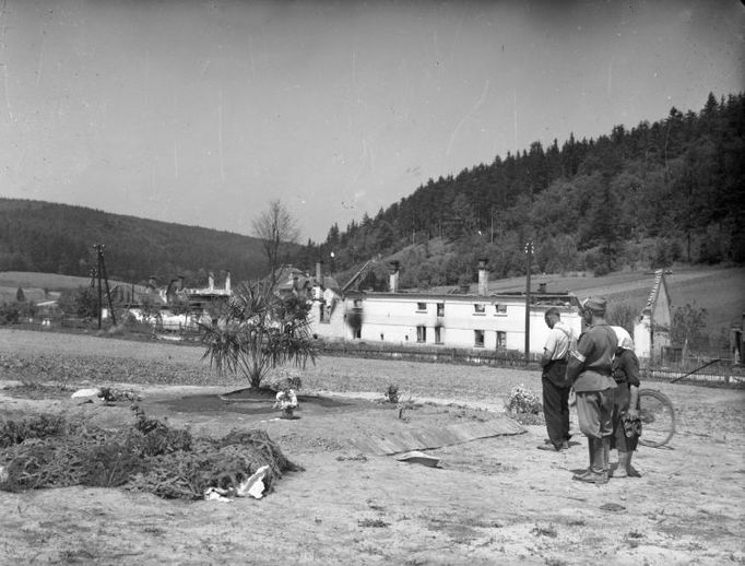 Masakry a vypálené osady od nacistů v dubnu 1945.