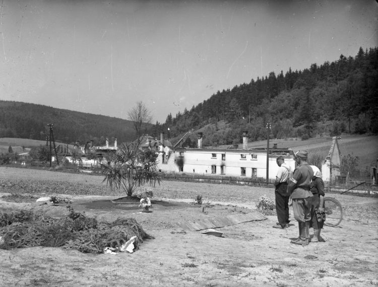 Jednorázové užití / Masakry a vypálené osady od nacistů v dubnu 1945