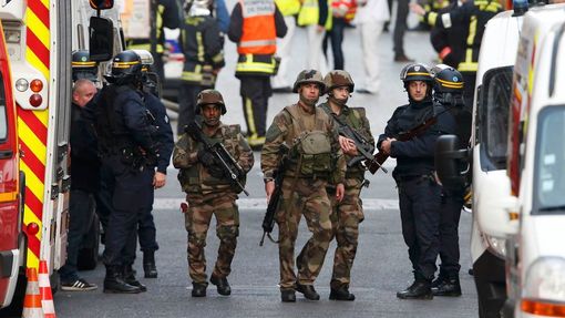 Razie proti teroristům v Saint-Denis se účastní i armáda.