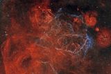 Před devíti tisíci lety v severozápadní části souhvězdí Plachet vybuchla obrovská supernova. Výbuch dal vzniknout mlhovině, kterou zachycuje srpnová fotografie. Pozůstatky rozmetaného tělesa se přetvořily v neutronovou hvězdu s průměrem pouhých dvacet kilometrů.
