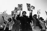 Represe pokračovaly. Více než milion lidí uprchlo nebo bylo donuceno k útěku do zahraničí. Během celé Pinochetovy vlády se více než 40 175 lidí stalo obětí politických čistek, píše list The Guardian. Na snímku demonstrace žen, které hledají své zmizelé příbuzné.