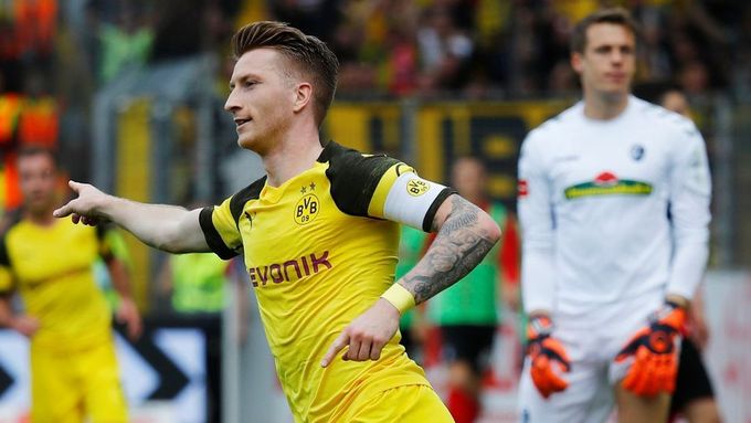 Marco Reus slaví gól, kterým v německé fotbalové lize přispěl k vítězství Borussie Dortmund na hřišti Freiburgu