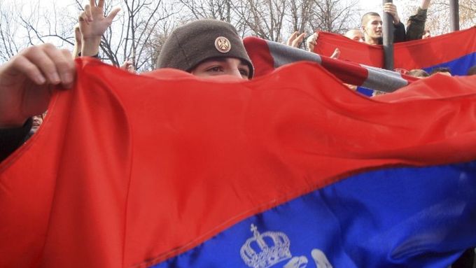Bosenští Srbové se srbskou vlajkou při demonstraci proti nezávislosti Kosova v Banja Luce