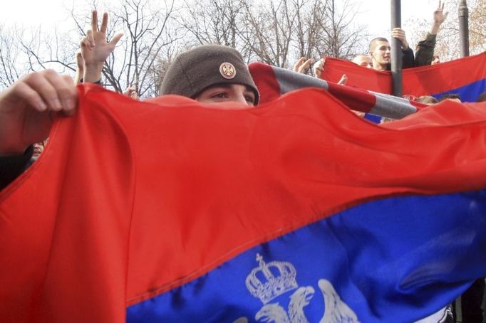 Bosnian Serbs hold Serbian flags during a protest against Kosovo's declaration of independence in Banja Luka February 18, 2008. Protesters took to the streets in key Serb centres across the Balkans on Monday to vent their anger at Kosovo's declaration of independence a day earlier. REUTERS/Ranko Cukovic (BOSNIA AND HERZEGOVINA)