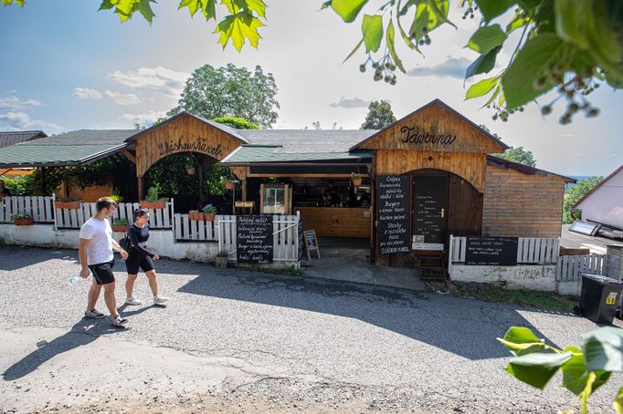 Bistro a penzion S láskou Karel u Bezdězu.