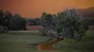 The sky turns a brilliant orange as smoke from the High Park Fire fills the sky near Laporte, Colorado June 10, 2012. The fire started on Saturday and was estimated at more than 14,000 acres on Sunday morning. At least 18 structures were lost or damaged due to the fire with more threatened and officials are searching for one person believed to be missing. The cause of the fire is unknown and it remains at zero percent containment. REUTERS/Marc Piscotty (UNITED STATES - Tags: DISASTER ENVIRONMENT) Published: Čer. 10, 2012, 11:51 odp.