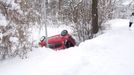 Ve čtvrtek o půl jedna se stala nehoda na silnici v Zubří. Škoda Octavia se srazila s Citroenem. Citroen skončil v potoce