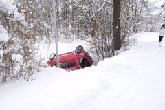 Na Pardubicku uhořel řidič, jinde jsou námrazy a mlha