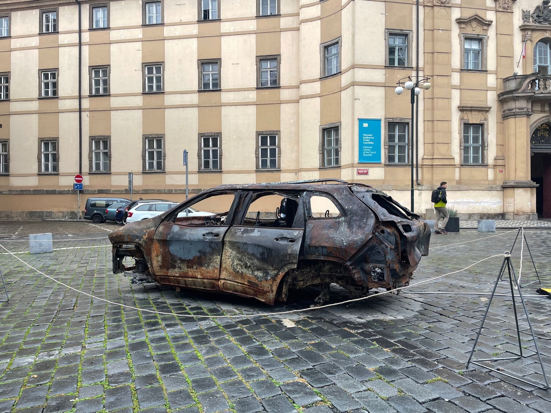 Ohořelé vraky z Ukrajiny instalace Signal Velčovský