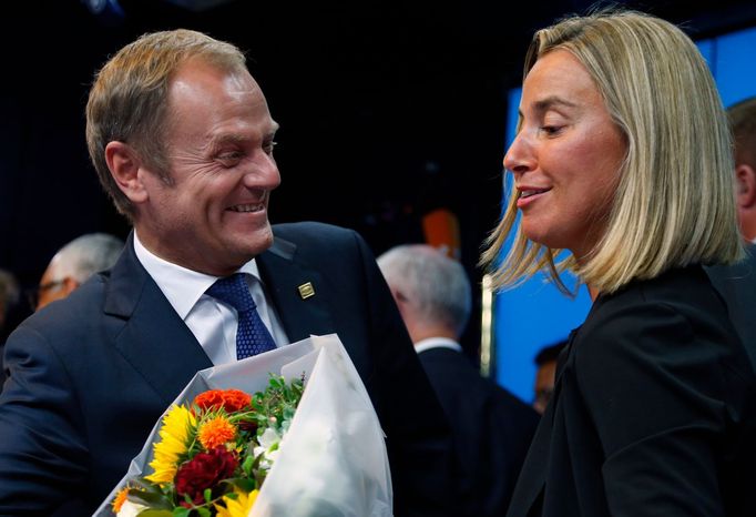 Nový šéf Evropské rady Donald Tusk a budoucí šéfka unijní diplomacie Federica Mogheriniová na summitu EU v Bruselu.